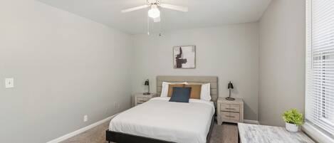 2 camere, una scrivania, ferro/asse da stiro, culla da viaggio