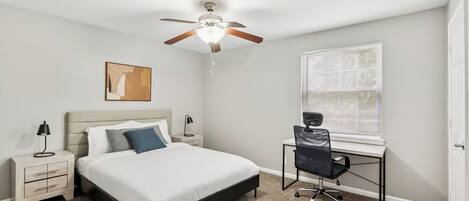 Skrivbord, strykjärn/strykbräda, resesäng och gratis wi-fi