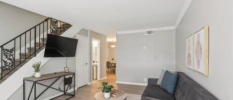 Una televisión, una oficina