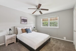 2 Schlafzimmer, Schreibtisch, Bügeleisen/Bügelbrett, Reisekinderbett