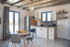 Huoneisto, merinäköala (First Floor) | Yksityinen keittiö | Täysikokoinen jääkaappi, uuni, liesi