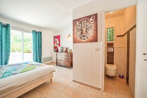 4 bedrooms, iron/ironing board, WiFi, bed sheets