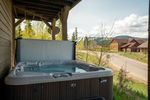 Outdoor spa tub - 15 Discovery Lane | 4BR Mountain View Retreat (Fraser)