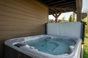 Outdoor spa tub - 15 Discovery Lane | 4BR Mountain View Retreat (Fraser)