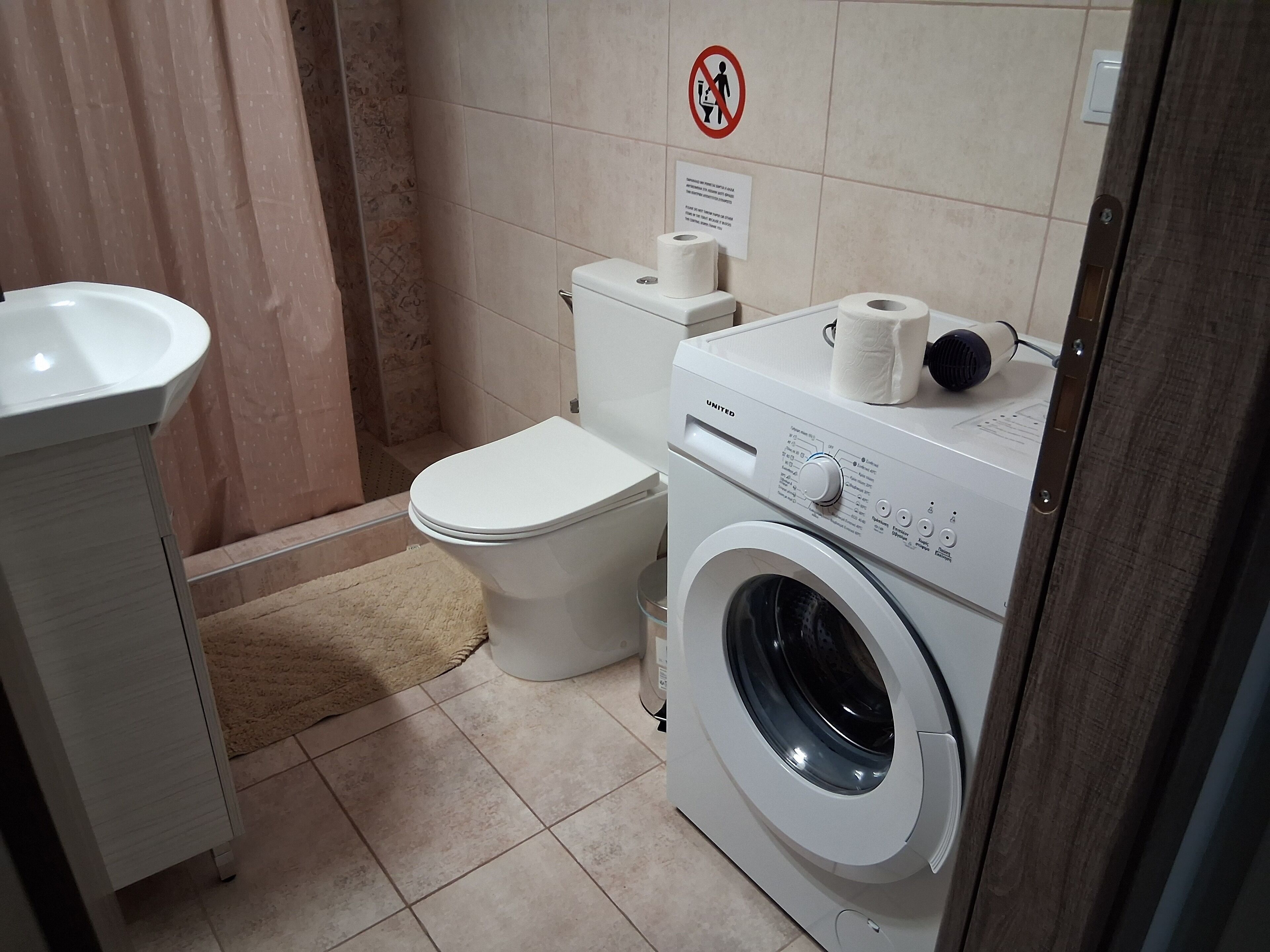 Haartrockner, Handtücher, Seife, Shampoo