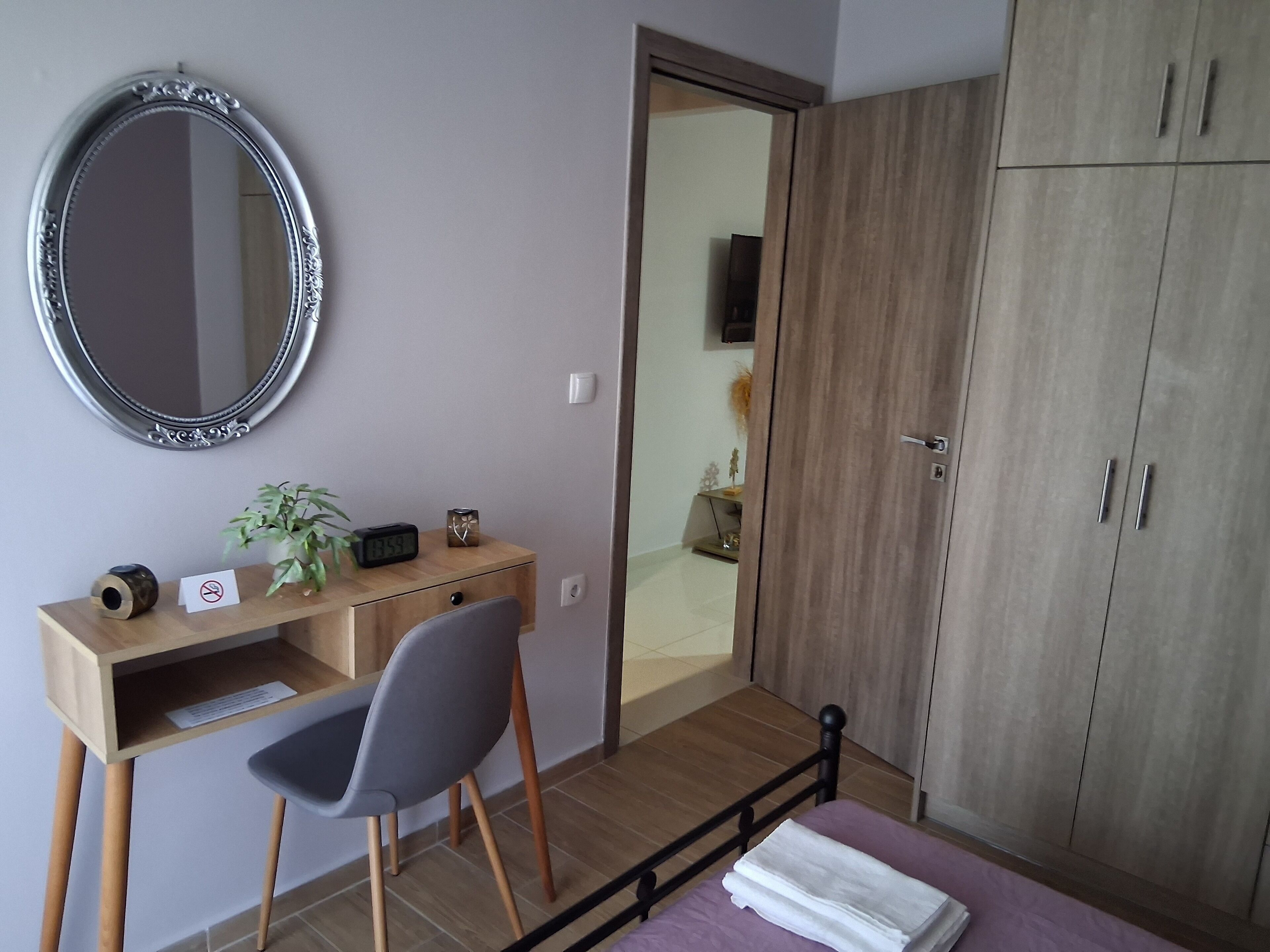 1 habitación, tabla de planchar con plancha, wifi gratis y ropa de cama 