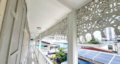 Aran Colonail House & Cafe Ngamwongwan