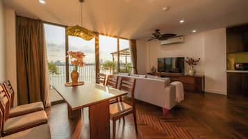 Deluxe Apartment, 2 Bedrooms, Balcony, Lake View | Living area