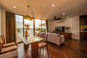 Apartamento panorámico | Zona de estar | Televisión de pantalla plana de 35 pulgadas con canales por satélite