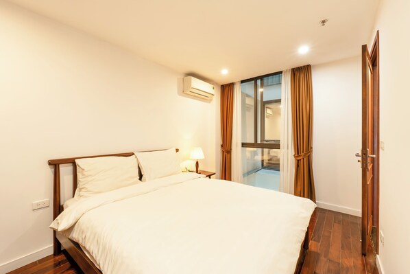 Apartamento de lujo, 3 habitaciones, balcón, vistas al lago | Cortinas opacas y sistema de insonorización