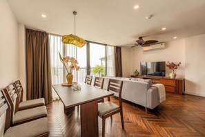 Appartement Panoramique | Coin séjour | Télévision à écran plat de 35 pouces avec chaînes par satellite