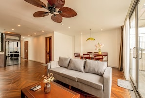 Appartement Deluxe, 2 chambres, balcon, vue ville | Coin séjour | Télévision à écran plat de 35 pouces avec chaînes par satellite