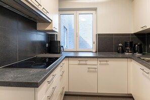 Fridge, oven, stovetop, coffee/tea maker