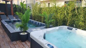 Bain à remous extérieur