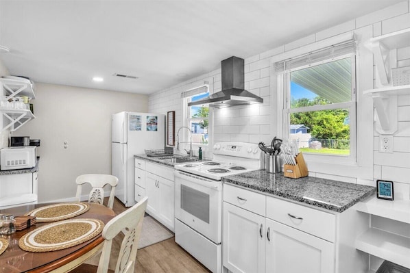 Réfrigérateur, micro-ondes, four, plaque de cuisson