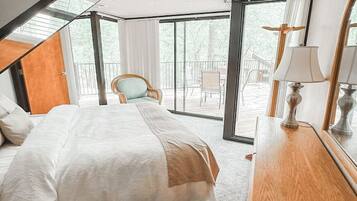 3 habitaciones, escritorio y tabla de planchar con plancha