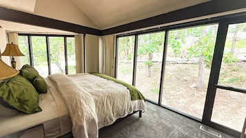 3 habitaciones, escritorio y tabla de planchar con plancha