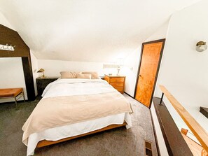 3 habitaciones, escritorio y tabla de planchar con plancha 