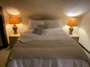 3 slaapkamers, een bureau, een strijkplank/strijkijzer, reisbedje