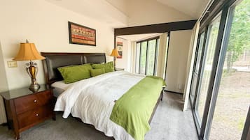 3 bedrooms, desk, iron/ironing board, travel crib