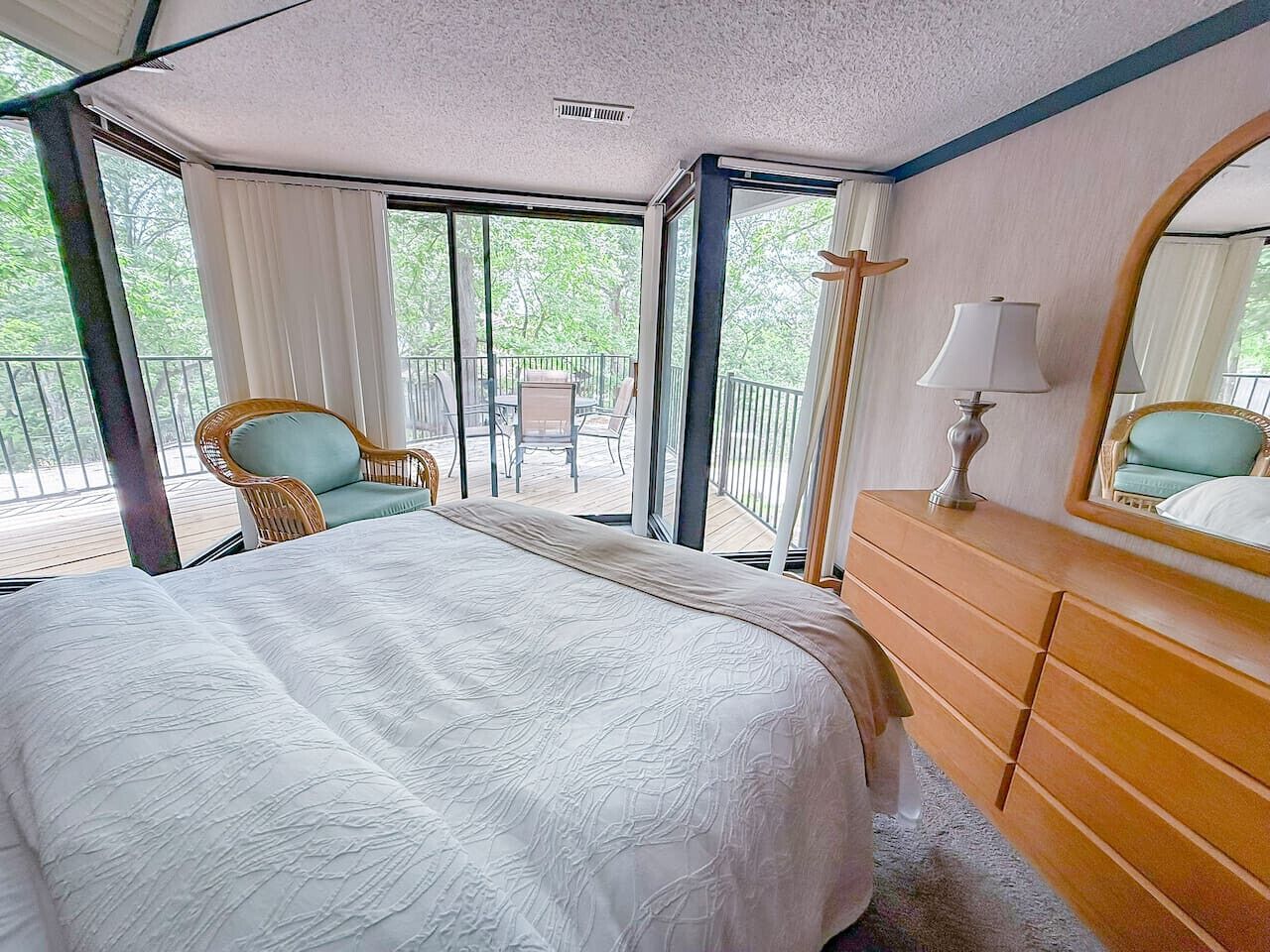 3 bedrooms, desk, iron/ironing board, travel cot