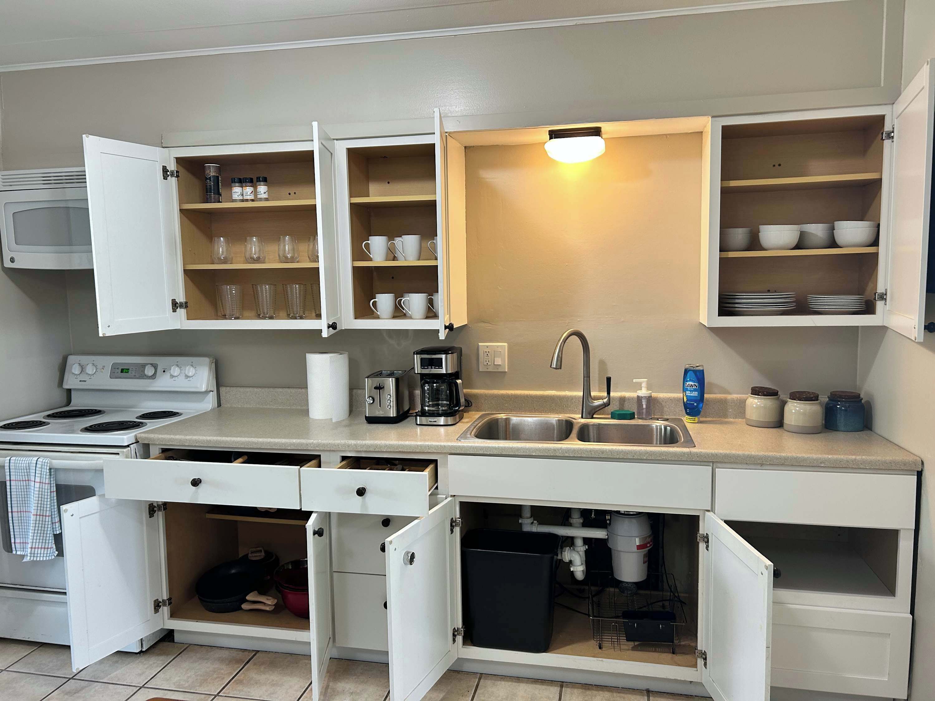 Kühlschrank, Mikrowelle, Ofen, Herdplatte