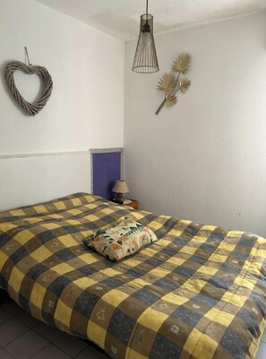 2 slaapkamers, een strijkplank/strijkijzer