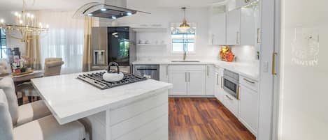 Geladeira, micro-ondas, fogão, cooktop