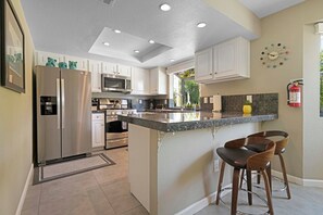 Fridge, microwave, oven, stovetop - Casa San Marino Palm Springs (Palm Springs)