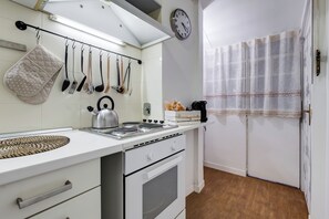 Køleskab, mikrobølgeovn, ovn, kogeplade