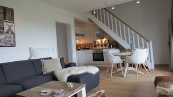 Smart-TV, DVD-Player, Bücher, Stereoanlage