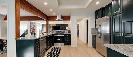 冷蔵庫、電子レンジ、オーブン、コンロ