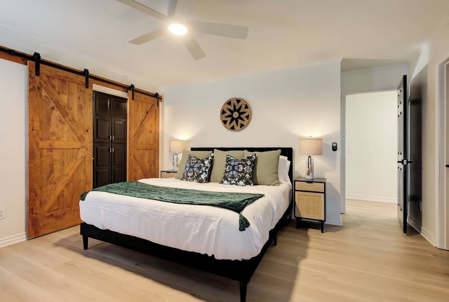 3 soverom, strykejern/-brett, reiseseng for barn og wi-fi (inkludert)