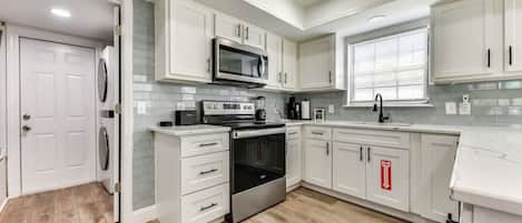 ثلاجة، ميكروويف، فرن، موقد طهي مسطح