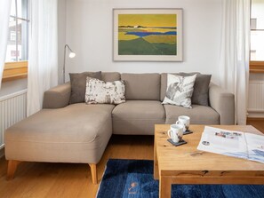 Télévision, baby-foot, table de tennis de table