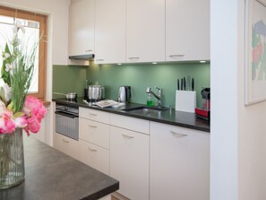 Ofen, Geschirrspüler, Toaster, Hochstuhl