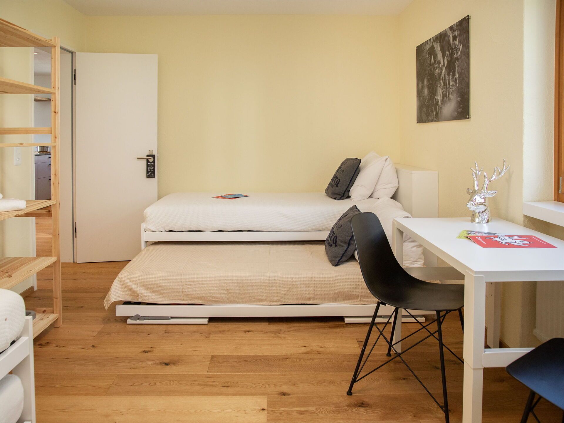 Balcon, Chaîne De Montagnes, Chaise, Tache De Bois, Dur, Rideau, Linge, Crête, Table Cuisine Et Salle A Manger, Mobilier De Jardin