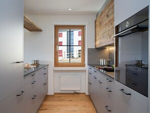 Oven, dishwasher, highchair