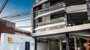 A modern building with a sign reading "ARUN HAUSSE". - Arun Haus 39 (Bangkok)