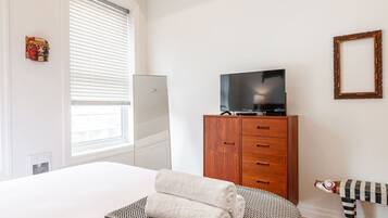 1 bedroom, desk, iron/ironing board, WiFi (free)