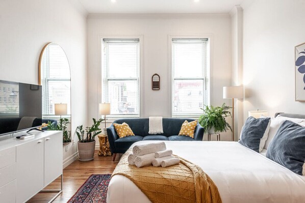 1 bedroom, desk, iron/ironing board, free WiFi - Juno Lofts: The Botanists Studio (Stratford)