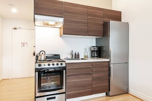 Réfrigérateur, four, plaque de cuisson, cafetière/bouilloire