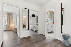 2 habitaciones, escritorio y tabla de planchar con plancha 