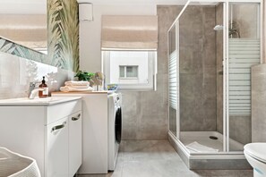 Douche, séchoir à cheveux, serviettes fournies, savon