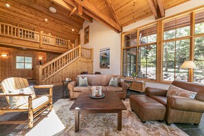 Télévision, cheminée, table de tennis de table, livres