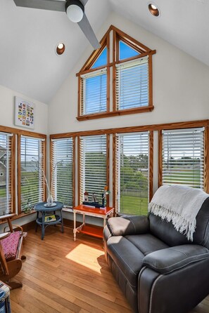 Smart-TV, Kamin, Bücher