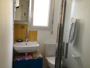 Suihku, hiustenkuivaaja, pyyhkeet, saippua