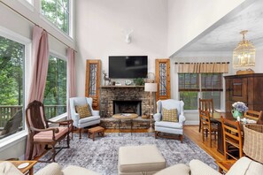 Fernseher, Kamin, Bücher, Arbeitsbereiche