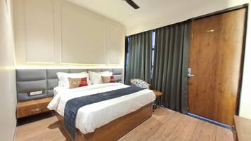 Deluxe Room | Desk, free WiFi