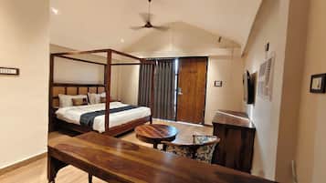 Premium Room, 1 King Bed, Pool View | Desk, free WiFi